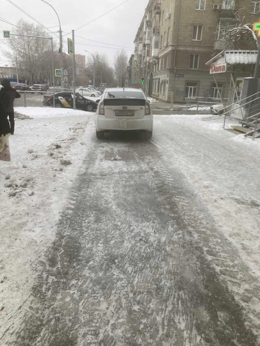 Эта машина не только стоит на тротуаре, но ездит по нему, сигналя пешеходам, говорит читатель | Источник: Читатель НГС