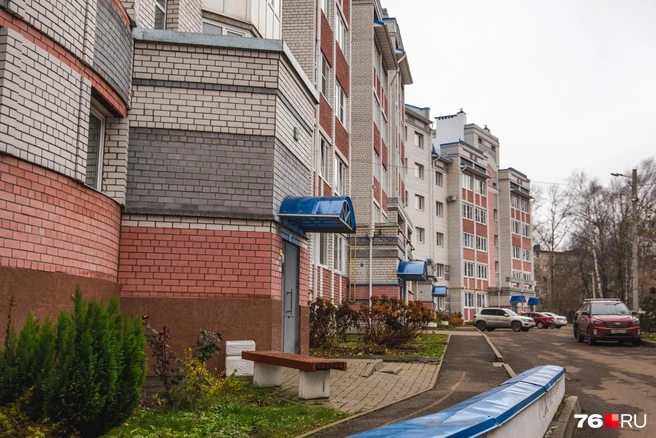 Еще один дом с перепутанными подъездами | Источник: Кирилл Поверинов