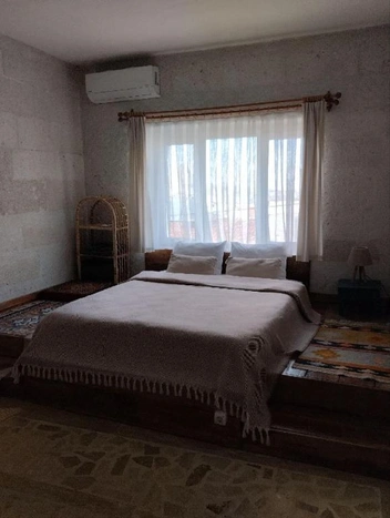Кровать довольно низкая | Источник: Booking