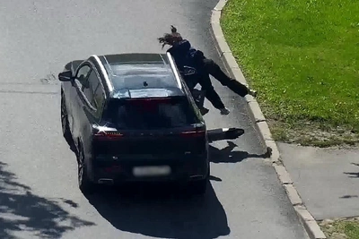 Девочки на электросамокате протаранили авто на Пражской