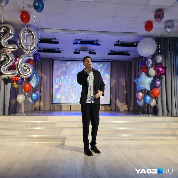 Один из учителей тоже не остался в стороне и исполнил песню | Источник: Светлана Коновалова / YA62.RU