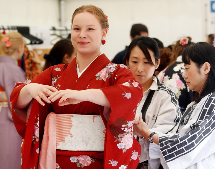 Шелковый халат-кимоно в цветы SAKURA 7326/050 black (черный)