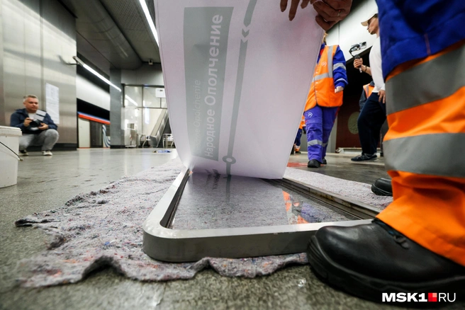 Чтобы сэкономить время пассажирам, сотрудники метрополитена тратят море своего времени на обновление информации | Источник: Артем Устюжанин / MSK1.RU