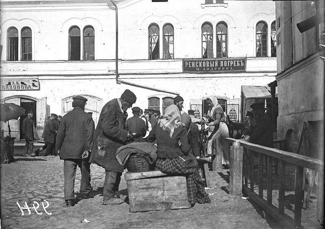 Жители возле народной столовой  | Источник: Симанский Н. Н. / pastvu.com