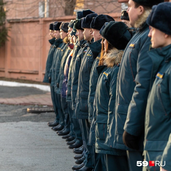 Сотрудники&nbsp;МЧС выстроились в строгую шеренгу | Источник: Василина Любимова / 59.RU