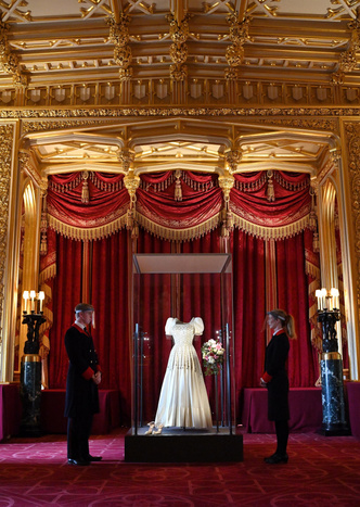 Фото №2 - Во всех деталях: свадебное платье принцессы Беатрис выставят в Виндзорском дворце
