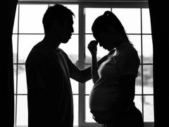 Многодетная мать и ребенок умерли во время домашних родов: ее муж отнес в морг, а кроху сжег