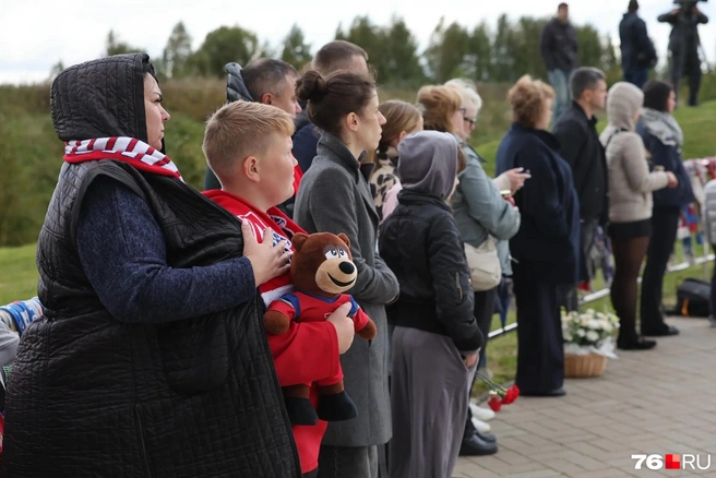 В руках у юного болельщика&nbsp;— символ команды | Источник: Александр Куренной / 76.RU