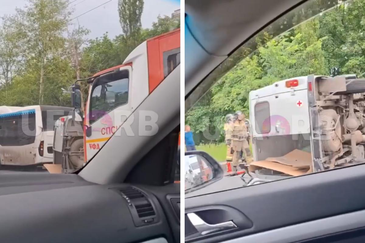 В Уфе медицинский УАЗ перевернулся после ДТП с автобусом — видео