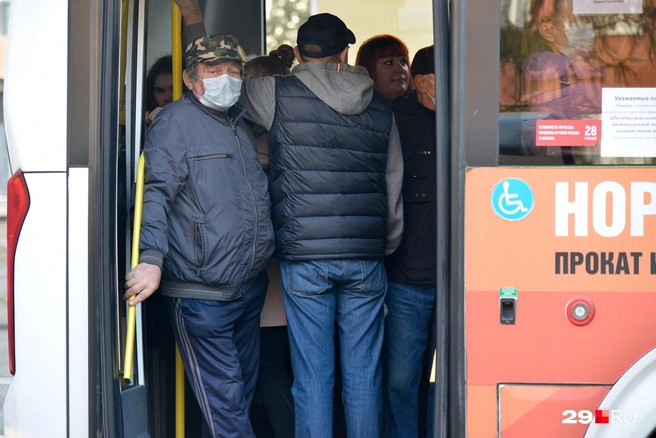 Расстояние между людьми в автобусах даже близко не похоже на рекомендуемую социальную дистанцию | Источник: Иван Митюшёв