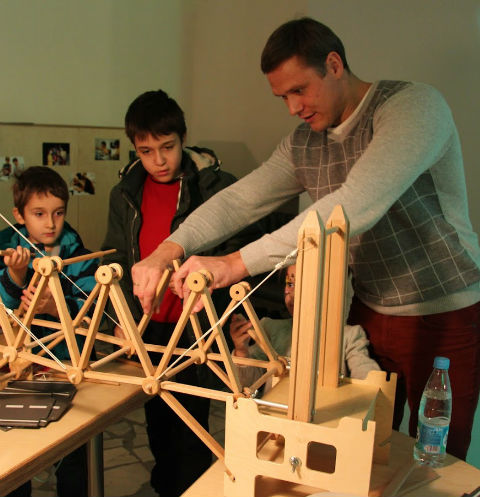 Посетители зимней Робостанции научатся строить мосты из специального деревянного магнитного конструктора