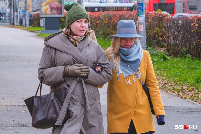 А кто-то решил выйти вместе с подругой. Посмотрите, какая стильная шляпа у пермячки справа! | Источник: Тимофей Калмаков / 59.RU