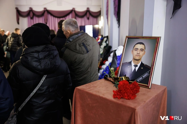 На фото в рамке — Виталий Материкин в служебной форме | Источник: Алексей Волхонский / V1.RU