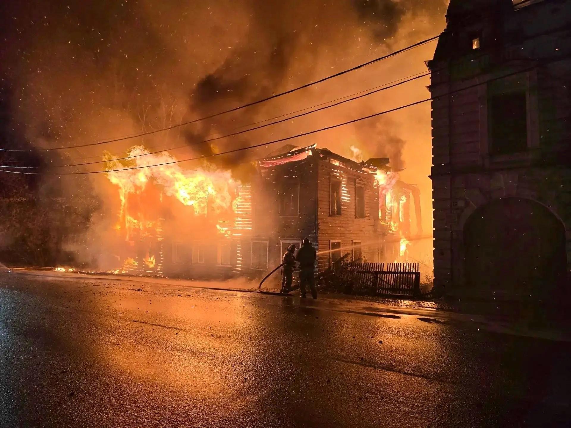 В пожаре в Архангельской области погибли минимум 4 человека: поиски останков продолжаются