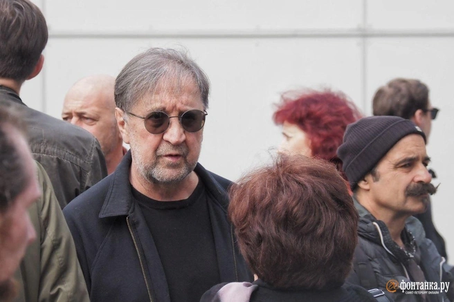 Юрий Шевчук приехал на прощание с сооснователем «Аквариума» Анатолием «Джорджем» Гуницким | Источник: Михаил Огнев / «Фонтанка.ру»