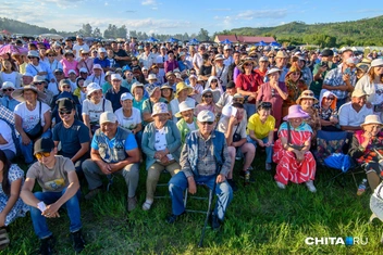 Тысячи сытых зрителей смотрят розыгрыш | Источник: Олег Фёдоров / CHITA.RU