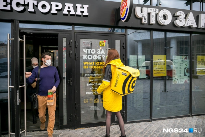 Кто-то предпочитает забирать еду сам — в таком случае вам просто вынесут ваш заказ, внутрь зайти все равно не получится  | Источник: Артём Ленц