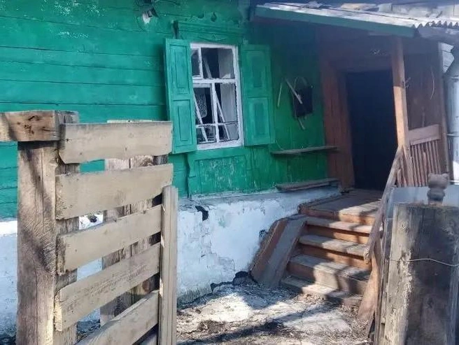 Весной семья заметила, что окна в домике выбили, а забор сломали | Источник: Предоставлено Юлией Петруней