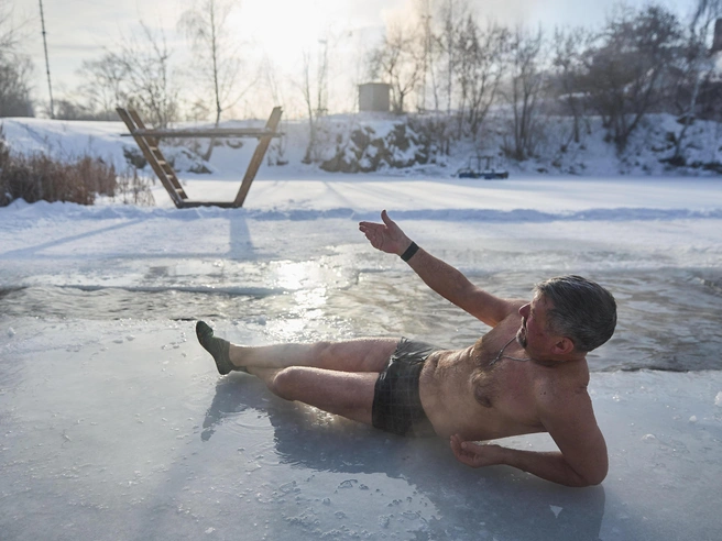 Для удобства спуска в воду моржи использовали лестницу. | Источник: Александр Ощепков / NGS.RU