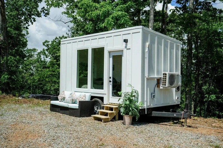 Маленький и беленький: оцените скромный дом-прицеп Fairfax | Источник: Dragon Tiny Homes