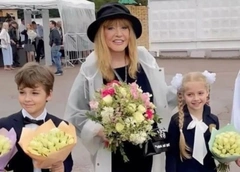 Пока папа зарабатывает деньги. Алла Пугачева привезла Лизу и Гарри в элитную гимназию 1 сентября