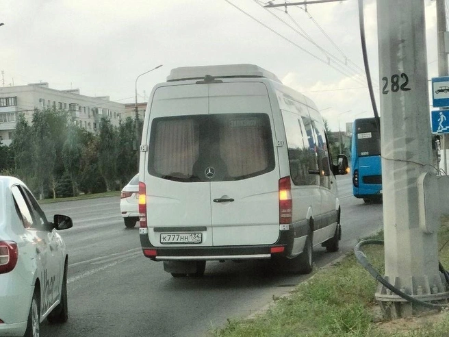 По заверениям представителей конкурентов, эта маршрутка также принадлежит Борисовым | Источник: Елена Попова