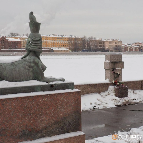 Ну вот такой график работ. В годовщину смерти Навального памятник жертвам репрессий окружили забором, но потом убрали | Источник: Михаил Огнев / «Фонтанка.ру»