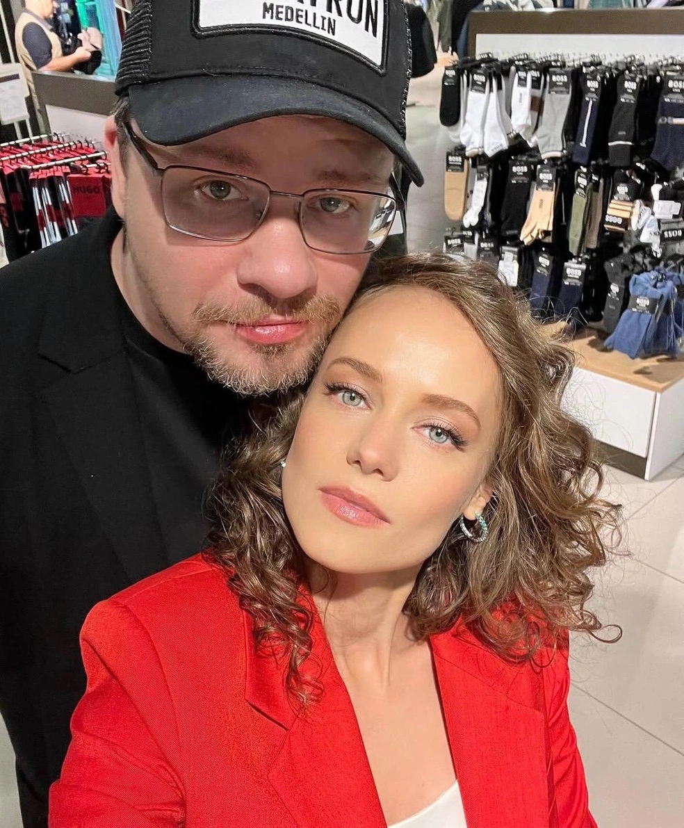 Гарик Харламов с женой Катериной Ковальчук | Источник: katerinakovalchuk / Instagram (экстремистская организация, деятельность запрещена на территории РФ)