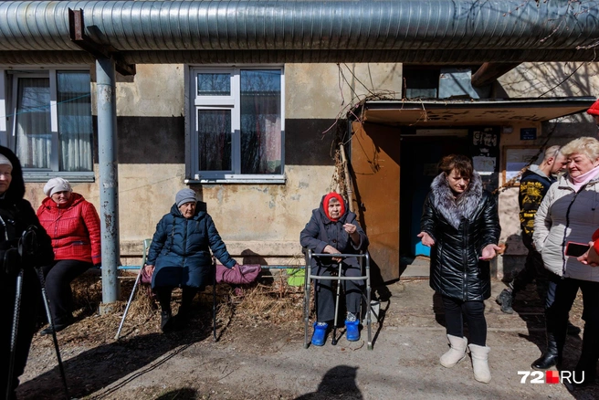 В этих двухэтажках нет канализации (жители сами поставили септики), горячей воды, текут потолки и холодно | Источник: Ирина Шарова