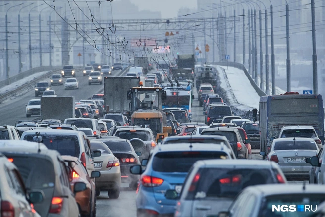 Город сковали пробки | Источник: Александр Ощепков / NGS.RU