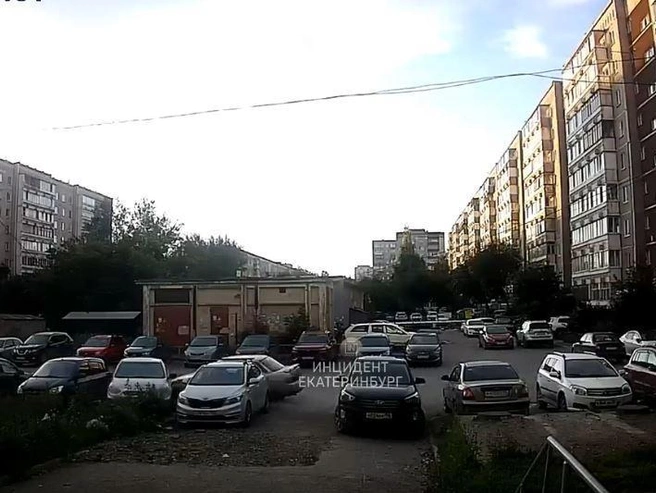 Во дворе на Металлургов водитель «десятки» устроил ДТП и скрылся | Источник: «Инцидент. Екатеринбург»