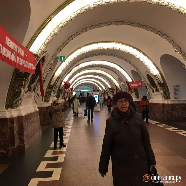 На станции метро «Площадь Восстания» развесили растяжки с лозунгами. Что происходит?  | Источник: читатель «Фонтанки»