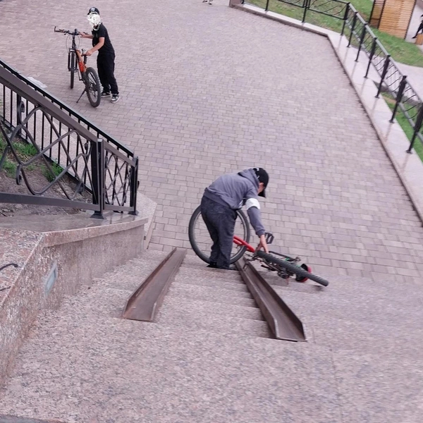 Затащить велосипед наверх та еще задача | Источник: Артём, житель кургана