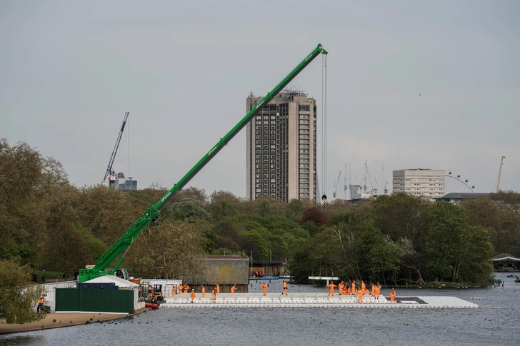 Инсталляция на озере в Лондоне от Serpentine Gallery (фото 3) | Источник: Wolfgang Volz 