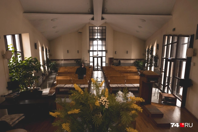 Здесь нет золота и иконостасов. Но есть скамейки, прихожане сидят на них во время службы | Источник: Наталья Лапцевич