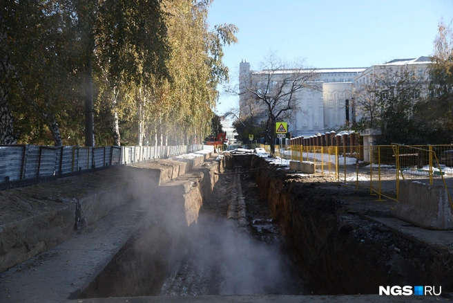 Комсомольский проспект, по информации с 2ГИС, разрыли только в конце сентября. Закончить должны 25 октября | Источник: Александр Ощепков / NGS.RU
