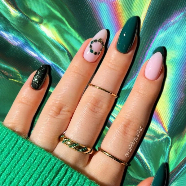 7 красивых маникюров для миндалевидных ногтей на Новый год 2026 | Источник: theGirl