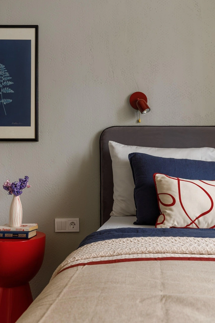 Прикроватный столик, Polspotten Freestyle studio. Постельное белье, Altrenotti. Текстиль, Comme il faut. | Источник: Мила Лотоцкая