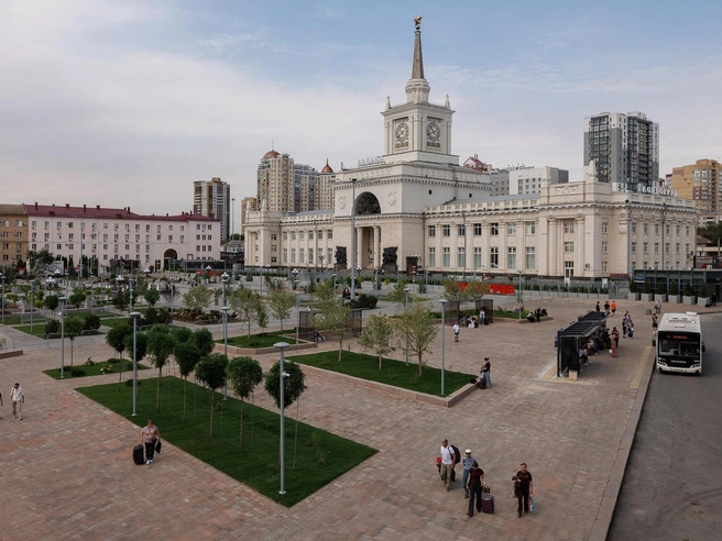Первый же жаркий день покажет, насколько удачные были задумки дизайнеров и архитекторов, проектировавших благоустройство площади | Источник: Алексей Волхонский / V1.RU