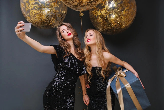 Пусть после корпоратива останутся только приятные фото, за которые не придется краснеть перед коллегами | Источник: freepik.com