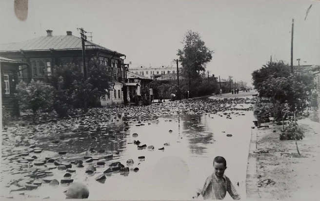 Улица Максима Горького после ливня в 1954 году | Источник: Комитет по делам архивов Курганской области / vk.com