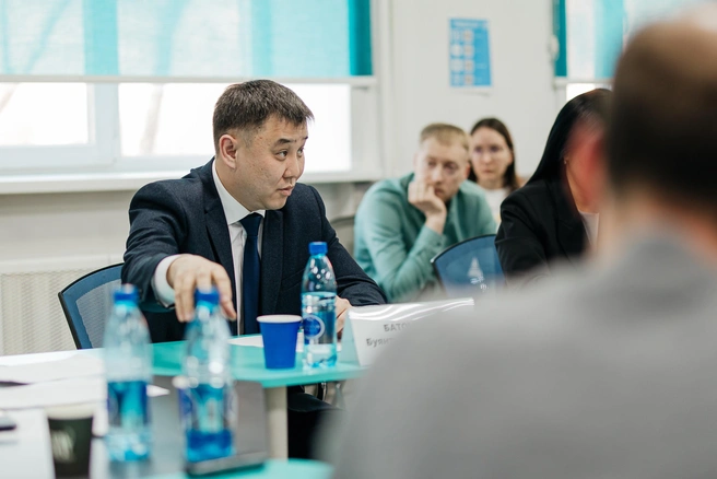 Вице-премьер правительства Забайкалья Буянто Батомункуев также участвовал в обсуждении на круглом столе | Источник: Ксения Зимина