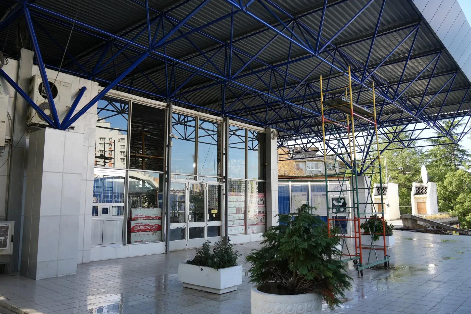 В кинотеатре «Сочи» ремонтируют кровлю, но залы продолжают работать