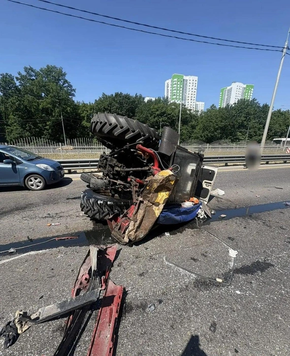 В Воронеже водитель перевернувшегося в результате ДТП трактора попал в больницу | Источник: ГУ МВД России по Воронежской области / t.me/mvd36
