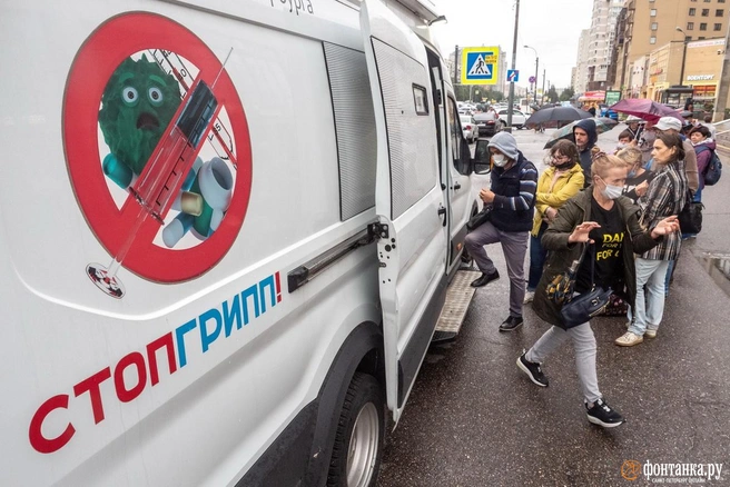 Миллион, миллион ценных доз. Сезон гриппа обещает быть опасным, а прививочная кампания ужимается | Источник: Михаил Огнев / FONTANKA.RU