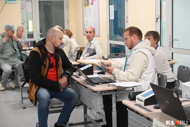 Впрочем, в 30-й школе, даже несмотря на изменения, сегодня многолюдно. | Источник: Дмитрий Емельянов / E1.RU