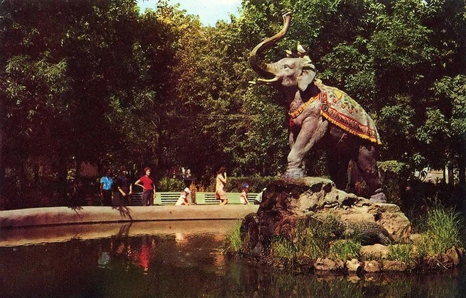 Сквер имени Свердлова (сейчас сквер Дружбы), 1975 год  | Источник: В. Панов / издательство «Планета». Москва.
