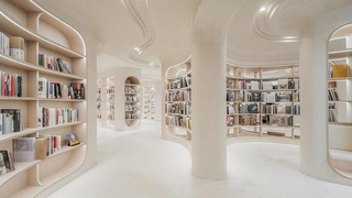 Книжный магазин с кафе в здании бывшего завода в Исине