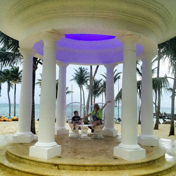 Дарья и маленький Артем сделали несколько фото в арке для проведения доминиканских свадебных церемоний