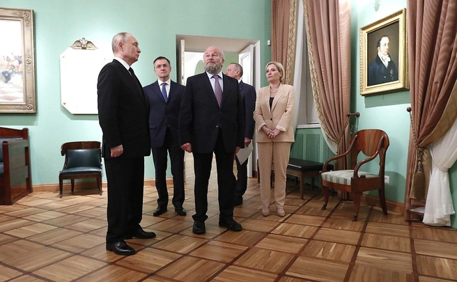 Владимир Путин осмотрел экспозицию Мемориального музея-лицея А.С. Пушкина. Слева направо: помощник президента Владимир Мединский, директор Всероссийского музея А.С. Пушкина Сергей Некрасов, губернатор Санкт-Петербурга Александр Беглов, министр культуры Ольга Любимова | Источник: фотобанк Фонда «Росконгресс»